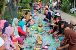 Warga Pontianak Makan Saprahan Lestarikan Budaya Robo-robo