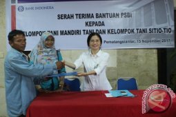 BI Pematangsiantar Berikan Bantuan Alat Pertanian Dua Poktan