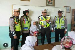 Di Bantu Nyeberang, Anak Ini Kirim Surat Ke Polisi