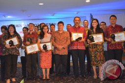 Pemkot Denpasar Serahkan Penghargaan Perusahaan Peduli Sosial