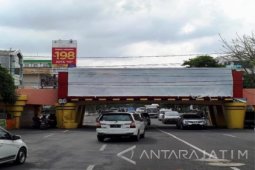 Satpol PP Surabaya Siap Tertibkan Reklame Viaduk Kertajaya