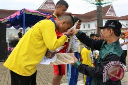 Bupati  Serahkan Hadiah Lomba