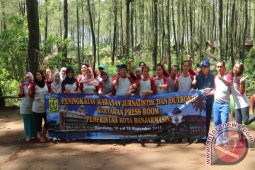 Refresing Di Tengah Rutinitas Memburu Berita