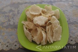 Renyahnya Kerupuk Ampas Tahu Khas Desa Puri Mojokerto (Video)