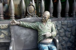 Puluhan "Zombie" Kagetkan Pengunjung Mal