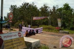 Petani Kerta Buana Tutup Jalur Tambang