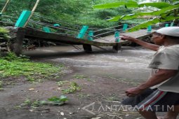 Ambruknya Jembatan Penghubung Dua Desa di Jember Ganggu Aktivitas Warga