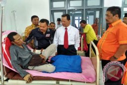 Bupati Tapsel Besuk Korban Bus Masuk Jurang