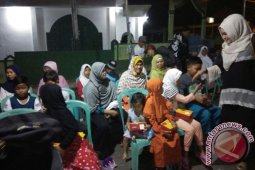 "Ibu Kite" Bagikan Seragam Sekolah di Kecamatan Gerunggang