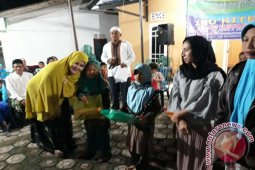"Ibu Kite" Bagikan Seragam Sekolah di Pangkalbalam
