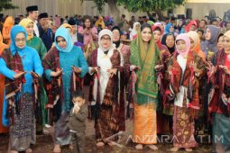 Gibran dan Istri Ikut Menari Tor-Tor (Video)