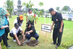 Guru Madiun Tanam Pohon Peringati HUT PGRI