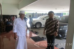 Emil Temui KH Anwar Iskandar di Kediri