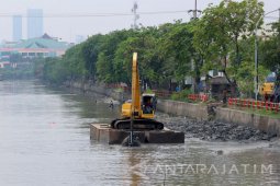 Hasil Pengerukan Lumpur di Sungai Surabaya Selama 2018 Turun