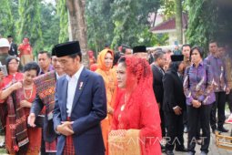 Jokowi Jalani Prosesi Adat Manortor (Video)