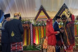 Jokowi Berikan Ulos ke Putri dan Mantunya (Video)