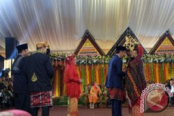 Jokowi Berikan Ulos Untuk Kahiyang Dan Bobby