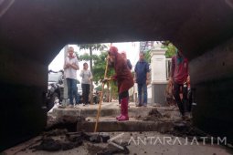 Risma : Penyebab Banjir di Surabaya Adalah Tumpukan Sampah