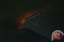 Gunung Agung Lontarkan Cahaya Merah (Video)