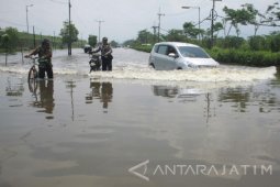 Jalan Raya Porong Tergenang Air 30 Centimeter