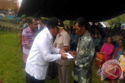 Bupati Samosir Berikan Tali Asih Korban kebakaran