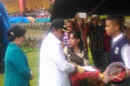 Dua Pelajar Prestasi Samosir Peroleh Beasiswa