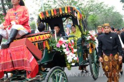 Kawal Kirab Kahiyang-Bobby, Paspampres Kompak Kenakan Beskap (Video)