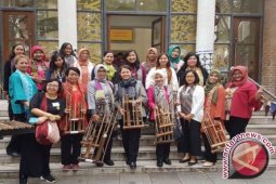 Musik angklung iringi lagu ABBA di London