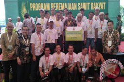 Petani Binaan Asian Agri Peroleh Bantuan Replanting