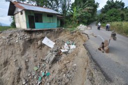 Longsor Ancam Pusat Kecamatan Perbatasan Indonesia - Malaysia