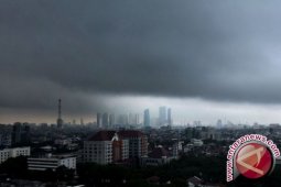 BMKG Ingatkan Cuaca Ekstrem Akibat Siklon Cempaka di Selatan Jawa