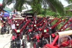 Dinas Pertanian Paser Bagikan 50 Traktor Tangan