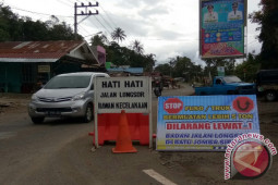 Longsor! Fuso-Truck Dilarang Melintas Batu Jomba