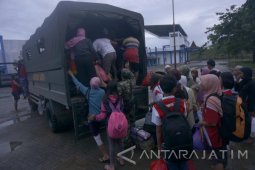 Dikepung Banjir, Penampungan Ratusan Pengungsi Pacitan Dipindah (Video)