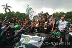 Ribuan Bonek Konvoi Sambut Pemain Persebaya (Video)