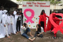 Ribuan Kertas Harapan untuk ODHA Ditempel Mahasiswa Ubaya