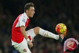 Arsenal Tekuk Huddersfield 5-0, Pertahankan Posisi empat Besar