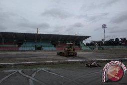 LAPANGAN STADION TELADAN DI PERBAIKI