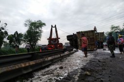 Truk pupuk terbalik