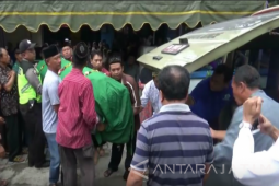 Keluarga Makamkan Korban Banjir Pacitan di Blitar