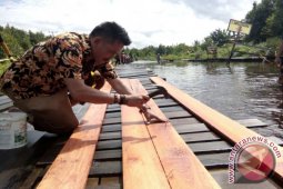 Anggota DPRD "Pegang Palu" Perbaiki Jembatan Darurat
