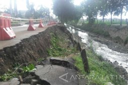 Ambles, Dishub Surabaya Pasang Barier di Jalan Medokan Sawah