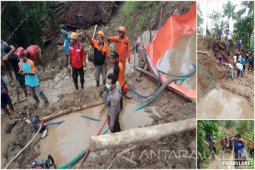 Basarnas Evakuasi Empat Korban Tewas Longsor Pacitan