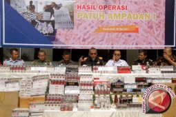 Polisi-Bea Cukai Mengamankan 65 Koli Rokok Ilegal