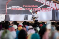 Wiwi Nyanyi "Es Lilin" untuk Jokowi