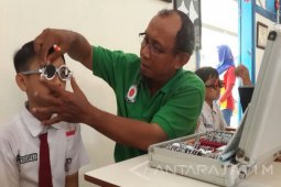 1.500 Kacamata Gratis Dibagikan Indomaret-YLI untuk Siswa Surabaya
