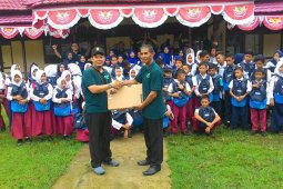 PLN Salurkan Bantuan Pendidikan Di Desa Lemukutan