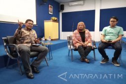 Stikosa-AWS Luluskan 78 Wisudawan Ilmu Komunikasi