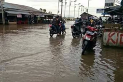 Dermaga Perigi Piai Tebas Terendam Banjir