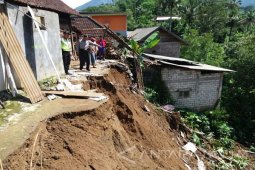 Satu Keluarga di Blitar Terluka Setelah Tertimpa Tembok Ambruk
